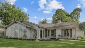 Classic 1971 Lakeside Estates Houston home for sale exterior view